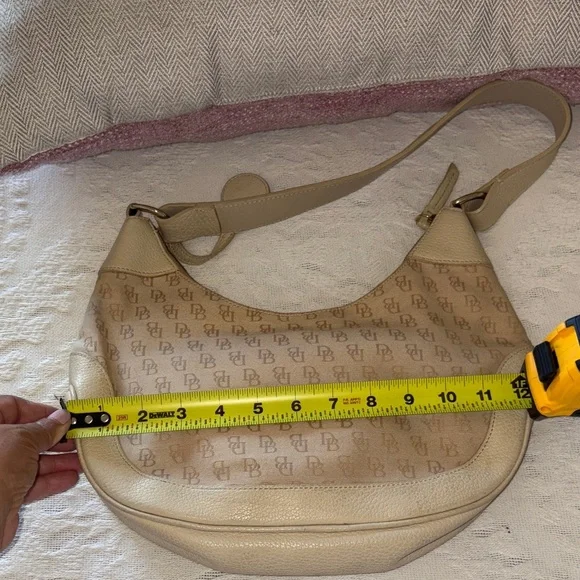 Vintage Dooney & Bourke Cream Hobo Monogram Shoulder Bag Gently Loved 90’s